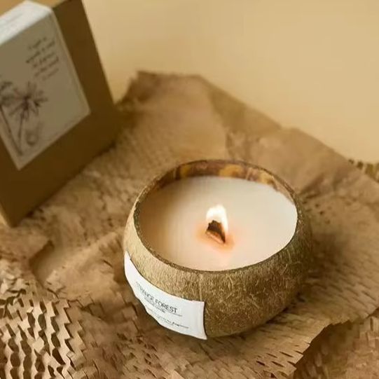 Home Decor Essentials - Naturalna świeca zapachowa w skorupie kokosowej,