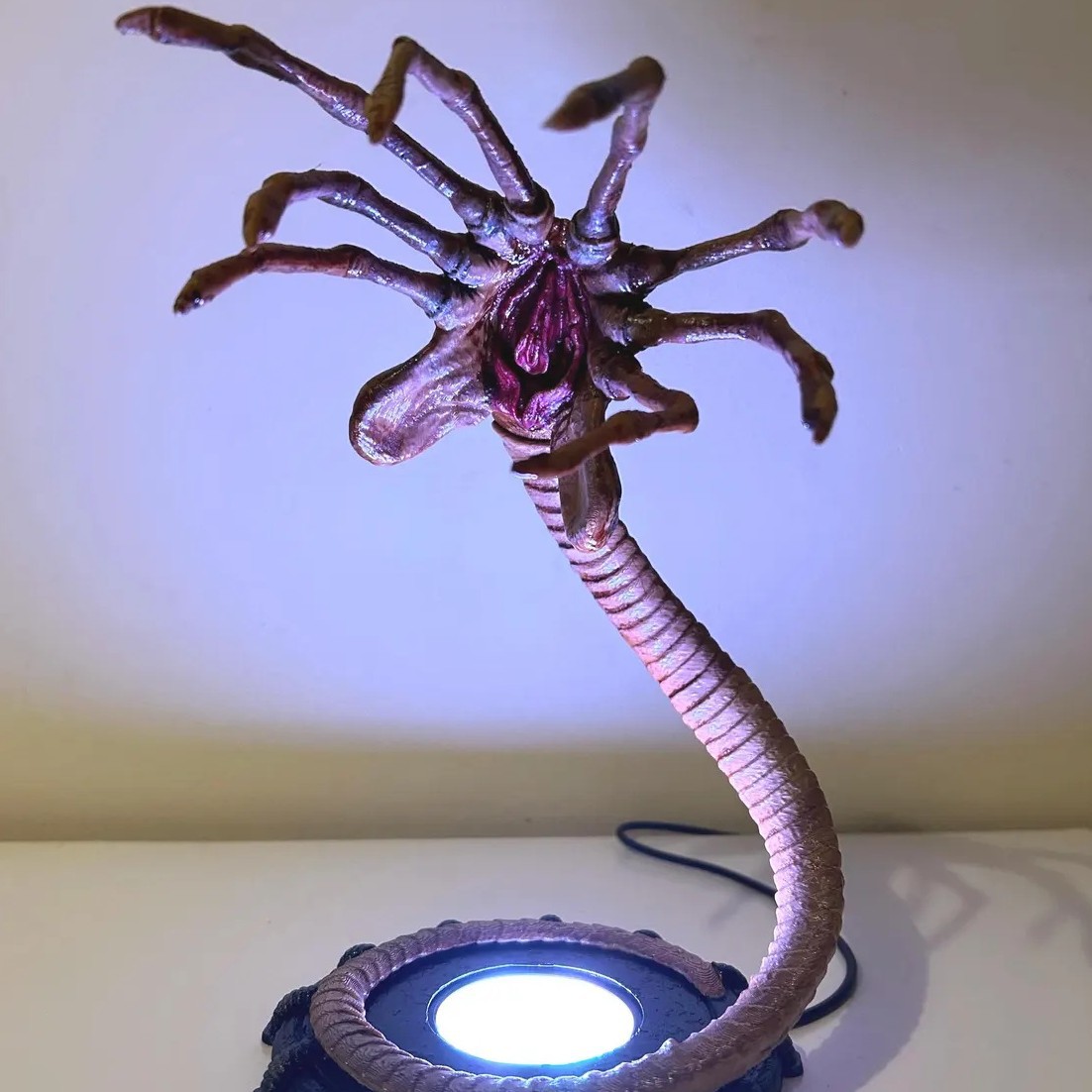 Home Decor Inspo - Lampka nocna Alien Facehugger, migocząca dekoracja