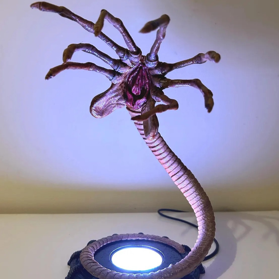 Lampka nocna Alien Facehugger, – Home Decor Inspo recenzja i cena