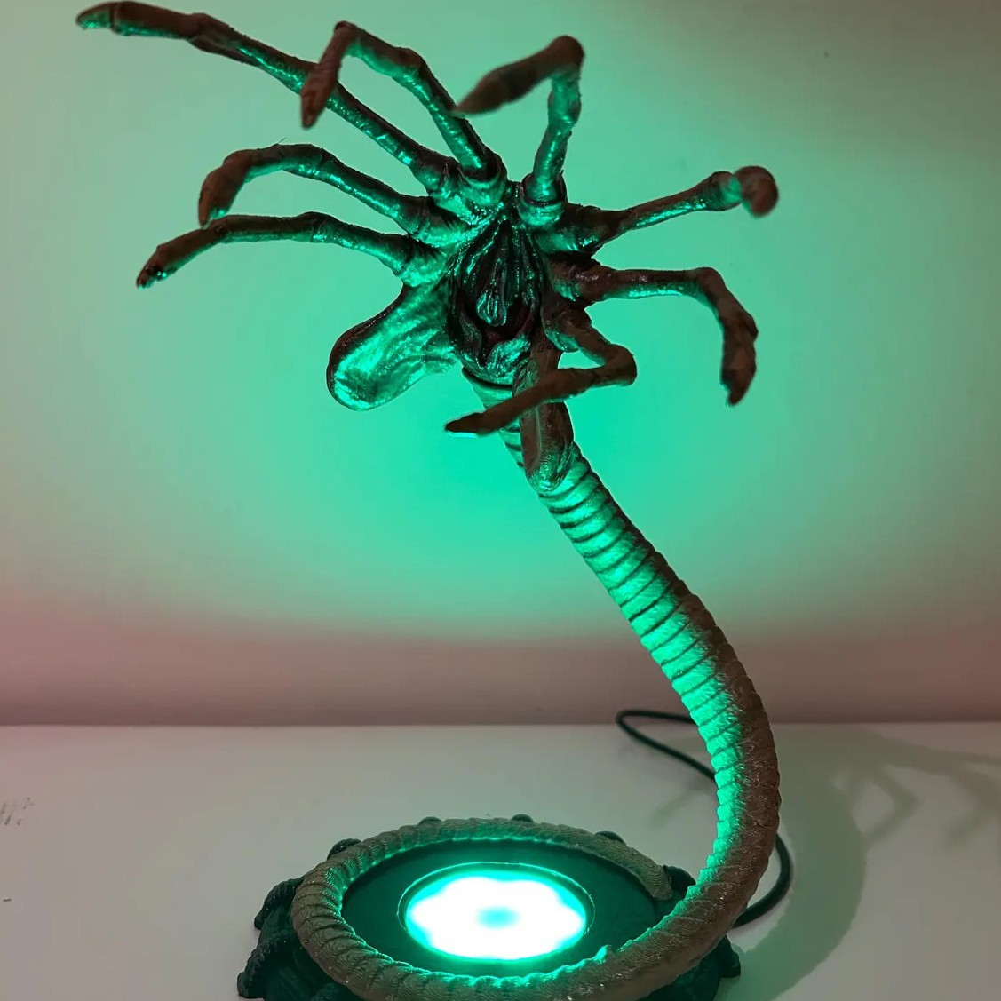 Lampka nocna Alien Facehugger, – Home Decor Inspo recenzja i cena