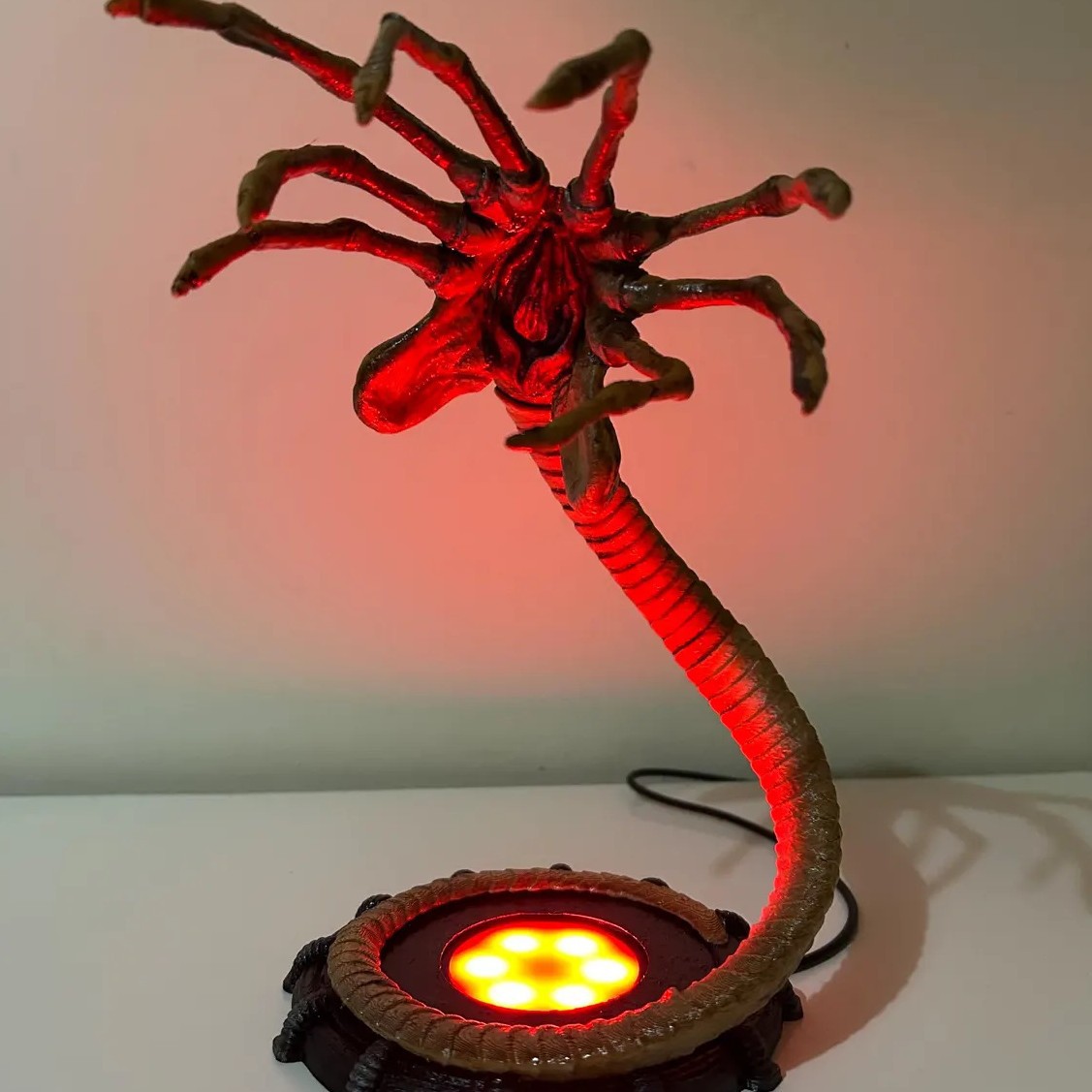 Lampka nocna Alien Facehugger, – Home Decor Inspo recenzja i cena
